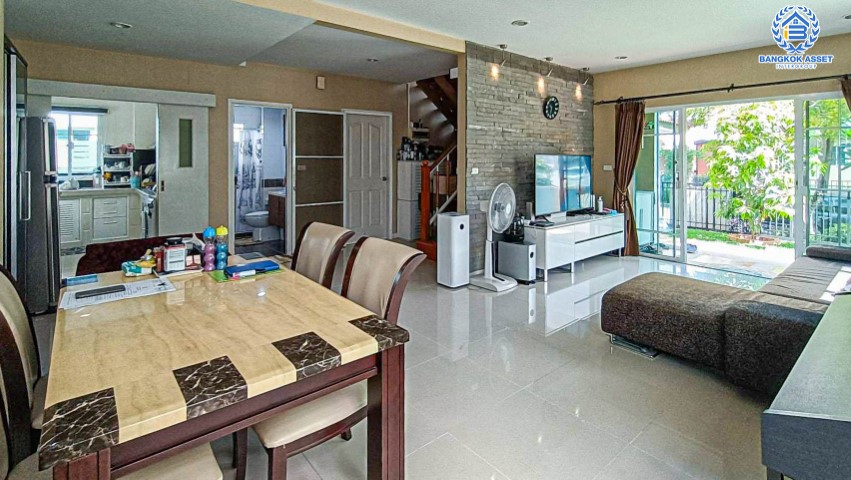 *****บ้านเดี่ยวมือสองย่านกรุงเทพฯ ม.ภัสสร21 พระราม9-วงแหวน เนื้อที่กว้างขวางมากถึงเกือบ 58 ตร.ว. ฟังก์ชันจัดเต็ม 4 ห้องนอน 2 ห้องน้ำ 2 ที่จอดรถ บนทำเลเดินทางง่าย เพียง 15 นาทีก็ถึงรถไฟฟ้าสายแอร์พอร์ตเรลลิงก์ "สถานีลาดกระบัง" ใกล้สนามบินสุวรรณภูมิ และทางด่วน "มอเตอร์เวย์"